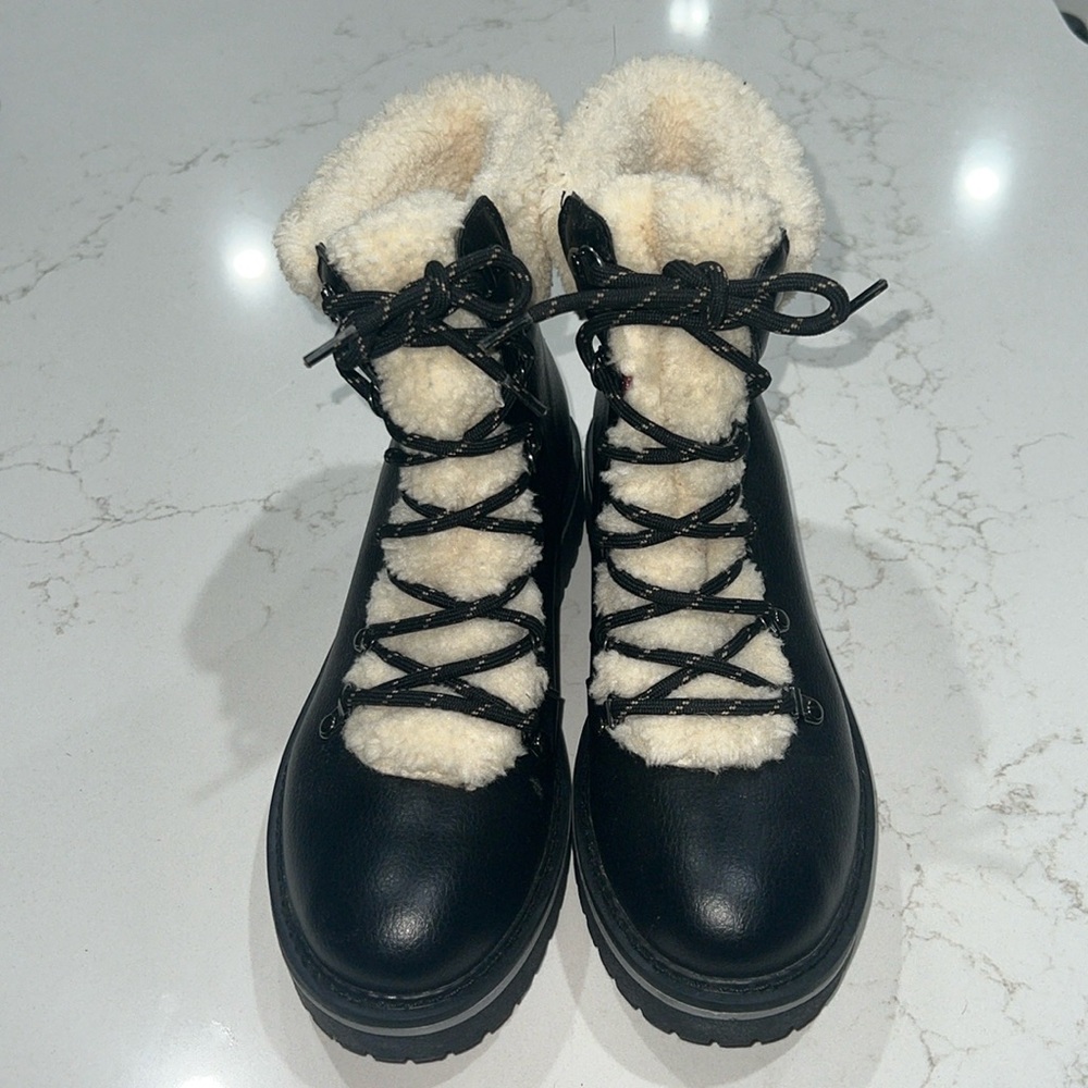 NWOT Tommy Hilfiger Faux Fur Lace Up Boots with Sturdy Rubber Heel Size 8